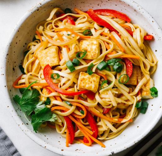 Fideos de arroz con salteado de tofu, brócoli y pimiento