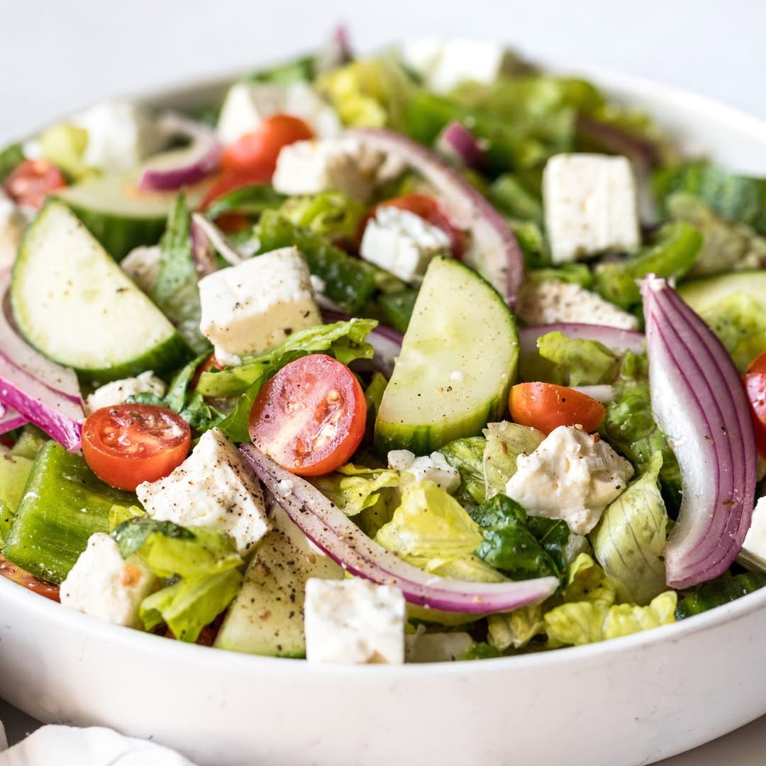Ensalada Griega Clásica: Fresca, nutritiva y llena de sabor mediterráneo