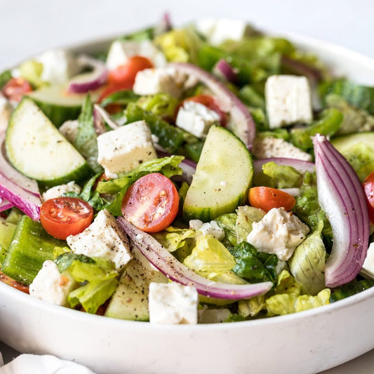 Ensalada Griega Clásica: Fresca, nutritiva y llena de sabor mediterráneo