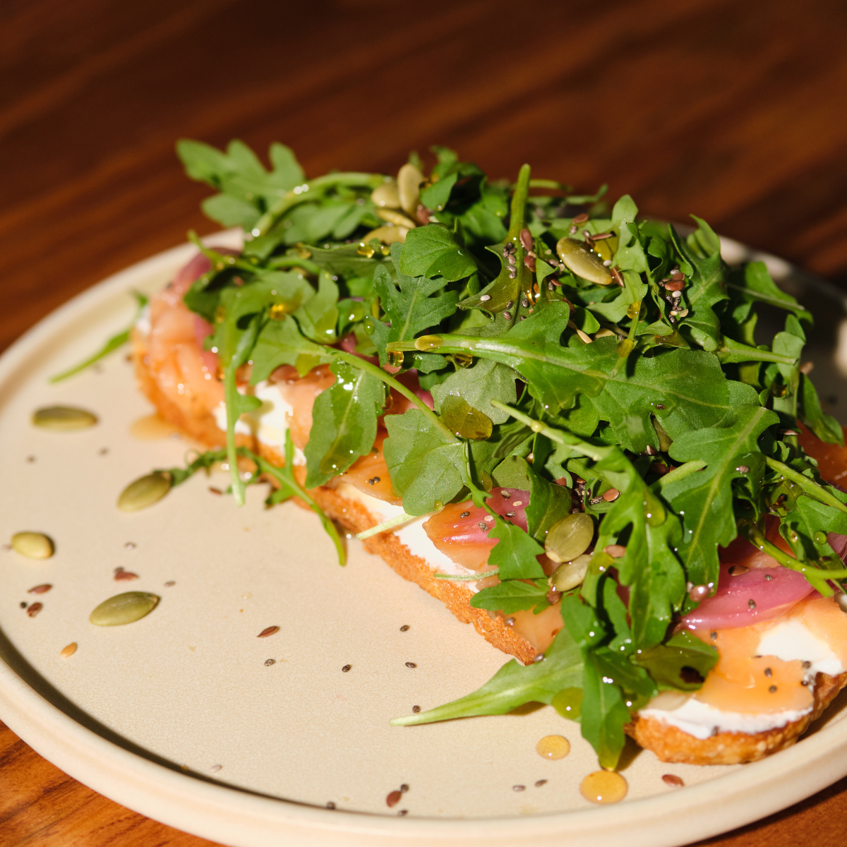 BITES Tostadas de Masa Madre Salmón Ahumado y Semillas