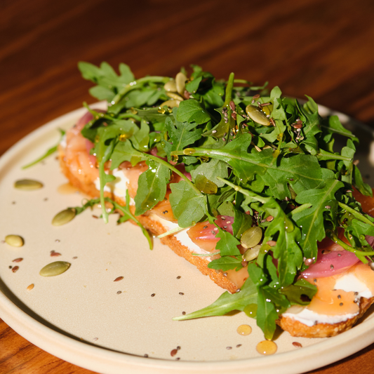 BITES Tostadas de Masa Madre Salmón Ahumado y Semillas
