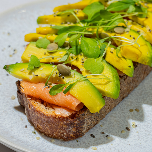 BITES Tostadas de Masa Madre Salmón Ahumado, Aguacate, Eneldo y Semillas